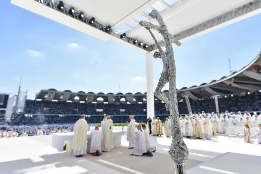 Es war das erste Pontifikalamt auf der Arabischen Halbinsel: Die heilige Messe mit Papst Franziskus am 5. Februar 2019 in Abu Dhabi. / Vatican Media / CNA Deutsch
