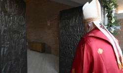 Papst Franziskus öffnet Heilige Pforte in römischem Gefängnis am 26. Dezember 2024 / Vatican Media