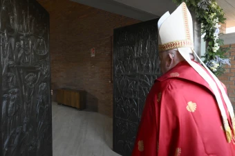 Papst Franziskus am 26. Dezember 2024 vor der Heiligen Pforte im römischen Rebibbia-Gefängnis / Vatican Media