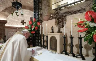 Papst Franziskus unterschreibt die Enzyklika "Fratelli Tutt" am 3. Oktober in Assisi. / Vatican Media