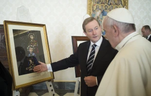 Irlands Premierminister Enda Kenny im Gespräch mit Papst Franziskus am 28. November 2016. / L'Osservatore Romano