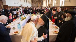 Papst Franziskus umarmt den Ökumenischen Patriarchen Bartholomäus von Konstantinopel am Weltgebetstag des Friedens, 20. September 2016, in Assisi. / L'Osservatore Romano