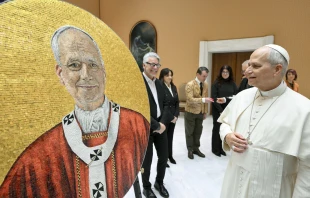 Papst Leo XIV. mit seinem Mosaik-Porträt / Vatican Media