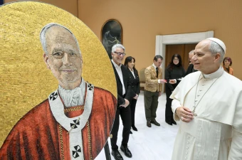 Papst Leo XIV. mit seinem Mosaik-Porträt / Vatican Media