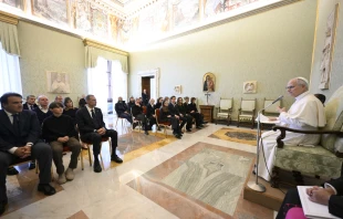 Papst Leo XIV. mit Angehörigen der Opfer des Brandes von Crans-Montana / Vatican News