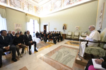 Papst Leo XIV. mit Angehörigen der Opfer des Brandes von Crans-Montana / Vatican News