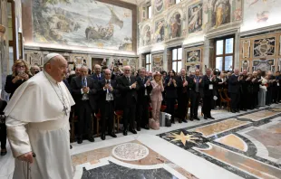 Papst Franziskus mit italienischen Medienvertretern am 23. November 2023 im Vatikan / Vatican Media
