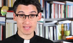 Don Alberto Ravagnani, ein 32 Jahre alter Geistlicher aus Mailand mit über 270.000 Instagram-Followern. / Screenshot von YouTube