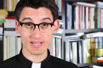 Don Alberto Ravagnani, ein 32 Jahre alter Geistlicher aus Mailand mit über 270.000 Instagram-Followern. / Screenshot von YouTube