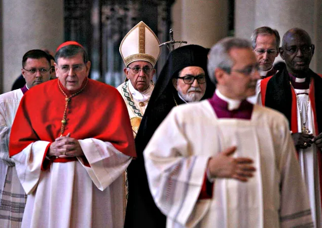 Papst Franziskus und Kardinal Kurt Koch bei der Vesper in Sankt Paul vor den Mauern
