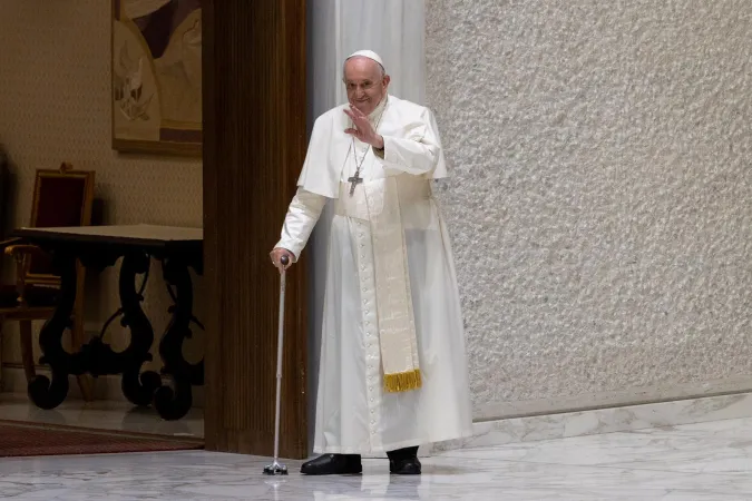 Papst Franziskus betritt mit einem Gehstock die Audienzhalle des Vatikan.