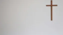 Kreuz an der Wand / Shutterstock / gypsyaiko