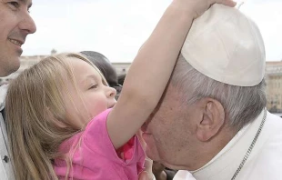 Ein kleines Mädchen begrüßt Papst Franziskus bei der Generalaudienz auf dem Petersplatz / CNA/L'Osservatore Romano