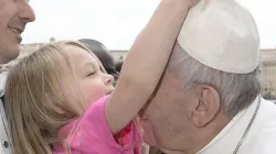 Ein kleines Mädchen begrüßt Papst Franziskus bei der Generalaudienz auf dem Petersplatz / CNA/L'Osservatore Romano