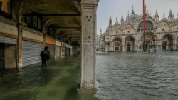 Ein Tourist watet durch das Hochwasser auf dem Markusplatz am 29. Oktober 2018 in Venedig / Stefano Mazolla/Awakening/Getty Images