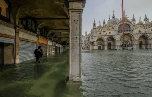 Ein Tourist watet durch das Hochwasser auf dem Markusplatz am 29. Oktober 2018 in Venedig / Stefano Mazolla/Awakening/Getty Images