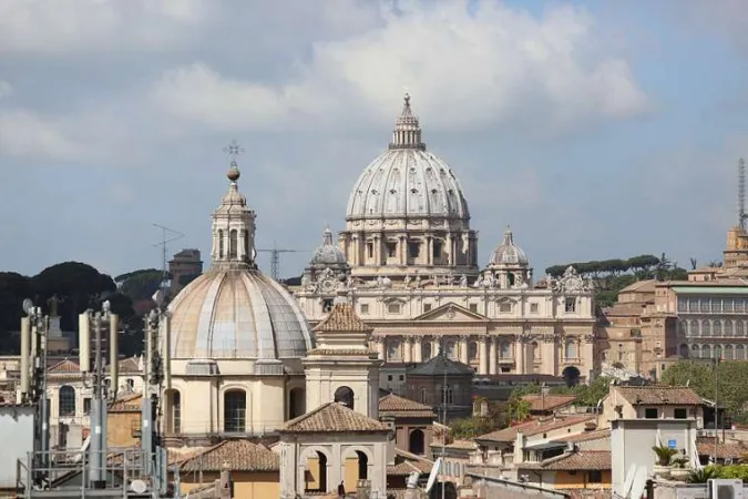 Blick auf den Petersdom von der Päpstlichen Universität vom Heiligen Kreuz am 14. April 2016