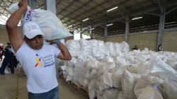 Ein freiwilliger Helfer trägt einen Sack Lebensmittel im kolumbianischen Cucuta and der Grenze zu Venezuela am Februar 2019. / Raul Arboleda/AFP/Getty Images