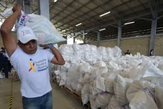 Ein freiwilliger Helfer trägt einen Sack Lebensmittel im kolumbianischen Cucuta and der Grenze zu Venezuela am Februar 2019. / Raul Arboleda/AFP/Getty Images