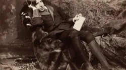 Oscar Wilde, der sich gerne als müßiger Dandy gab, wie in dieser Aufnahme des Jahres 1882,  war ein hart arbeitender Autor, Redakteur und Vater. Er  starb als gläubiger Katholik. / Napoleon Sarony (CC0) 