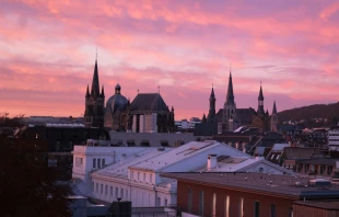 Aachener Dom links im Hintergrund / Igor Shalyminov / Unsplash