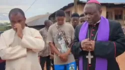 Bischof Aloysius Fondong Abangalo betet für die Opfer des Anschlags vom 6. November in Egbekaw / Bistum Mamfe