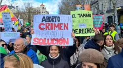 "Abtreibung ist ein Verbrechen, das sich als Lösung tarnt" und Die Größe deines Körpers nimmt dir nicht deine Rechte" sind einige der Plakate, die Pro-Life Demonstranten am Sonntag, den 10. März 2024 in Madrid, Spanien, hochhalten. / Nicolás de Cárdenas/ACI Prensa