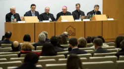 Organisatoren und Sprecher des Krisengipfels vor Journalisten am ersten Tag des Treffens im Vatikan / Vatican Media