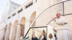 Papst Franziskus winkt vom Papamobil in Bari am 23. Februar 2020 / Daniel Ibanez / CNA Deutsch 