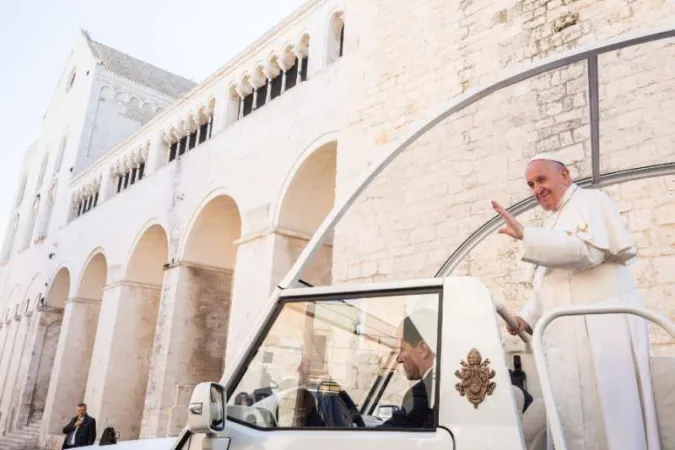 Papst Franziskus winkt vom Papamobil in Bari am 23. Februar 2020