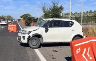 Ein Auto wurde bei einem Unfall auf einer Straße in Mexiko beschädigt. Pater Salvador Nuño wurde Zeuge und hielt an, um zu fragen, ob der Mann im Auto Hilfe benötigte. Der Mann äußerte eine überraschende Bitte: "Ich möchte beichten."  / Pater Salvador Nuño/Facebook