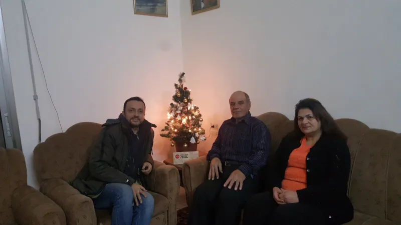 Das Ehepaar mit Sohn Bashar neben dem kleinen Christbaum und dem beschrifteten Stein