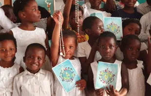 Kinder in aller Welt beten im Rosenkranzmonat Oktober bei der Aktion den Rosenkranz. / ACN