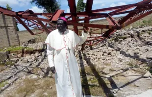 Bischof Hilary Nanman Dachelem, C.M.F. von Bauchi, Nigeria, begutachtet die Schäden, die von Boko Haram und Fulani-Hirten an einer Pfarrkirche angerichtet wurden. / ACN