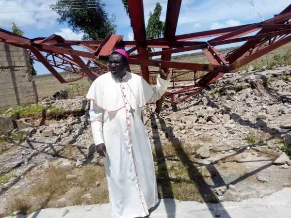 Bischof Hilary Nanman Dachelem, C.M.F. von Bauchi, Nigeria, begutachtet die Schäden, die von Boko Haram und Fulani-Hirten an einer Pfarrkirche angerichtet wurden.