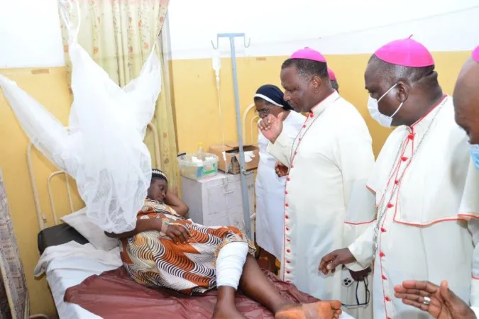 Bischof Jude Arogundade segnet und besucht mit weiteren Geistlichen die Überlebenden des Massakers