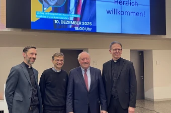 Konrad Adenauer (zweiter von rechts) mit Vertretern der Kölner Hochschulel für Katholische Theologie (KHKT) / Martin Grünewald
