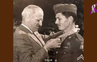 Ehrenmedaille für einen Soldaten, der sich auf seine Gewissensfreiheit berief: Harry Truman bei der Auszeichnung von Desmond Doss  / (C) Pax Press Agency, SARL, Geneva