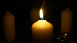 Adventskranz mit einer Kerze / Melly95 / Pixabay
