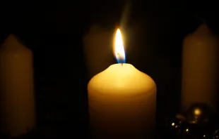 Adventskranz mit einer Kerze / Melly95 / Pixabay