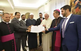 Papst Franziskus mit dem Abu-Dhabi-Komitee / Presseamt des Heiligen Stuhls