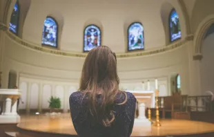 Frau beim Gebet in der Kirche / Unsplash (CC0) 