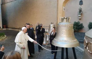 Papst Franziskus segnet die Glocken "Stimme der Ungeborenen" / Fundacja Życiu Tak