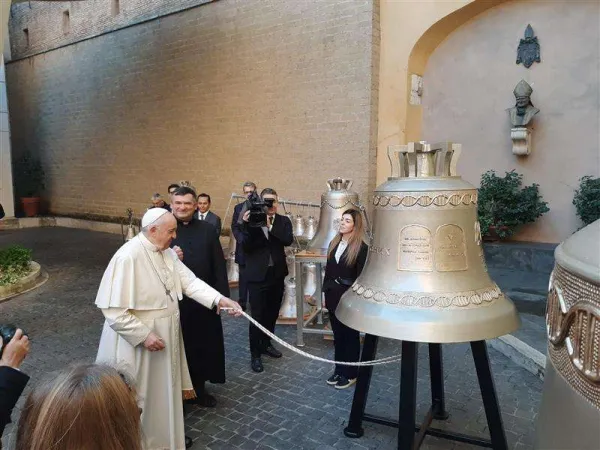 Papst Franziskus segnet die Glocken "Stimme der Ungeborenen"