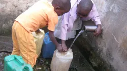 Kinder in Afrika holen Trinkwasser. Oft müssen meist Kinder und Frauen weite Strecken zurücklegen, um ihre Familien zu versorgen.
Foto: pixabay. / 