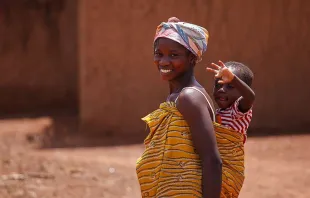 Afrikanische Mutter mit Kind / Sura Nualpradid / Shutterstock