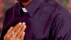 Ein afrikanischer Priester betet den Rosenkranz / Fotos593/Shutterstock.