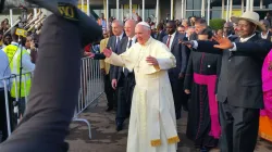 Freudige Ankunft: Papst Franziskus wenige Momente nach seiner Landung in Uganda / CNA/Martha Calderon