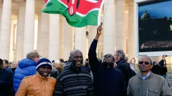 Pilger aus Kenia auf dem Petersplatz am vergangenen Sonntag, 22. November 2015. / CNA/Martha Calderon