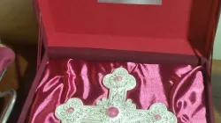 Geschenk für Papst Franziskus vom Präsident der ehemaligen jugoslawischen Republik Mazedonien: Ein handgearbeitetes Filigrankreuz aus Silber, gefasst mit roten mazedonischen Rubinen / CNA/Martha Calderon